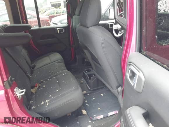 2021 Jeep Wrangler Unlimited Sahara Altitude z VIN 1C4HJXEG1MW840676, wystawiony jako IAAI lot #42425593 z przebiegiem 11 574 mil mil oraz . Historia ofert i sprzedaży dostępna na DreamBid. Obrazek 12.