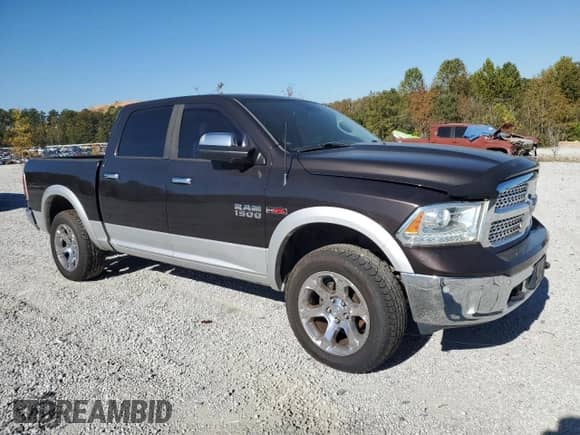 2016 Ram 1500 Laramie z VIN 1C6RR7NM3GS235337, wystawiony jako Copart lot #86808775 z przebiegiem 149 332 mil mil oraz Czysty tytuł • Clean title. Historia ofert i sprzedaży dostępna na DreamBid. Obrazek 4.