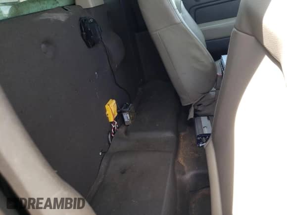 2010 Ford F-150 XL z VIN 1FTMF1CW8AKC08610, wystawiony jako Copart lot #51230205 z przebiegiem 155 967 mil mil oraz Czysty tytuł • Clean title. Historia ofert i sprzedaży dostępna na DreamBid. Obrazek 10.