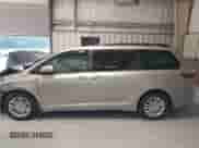 2015 Toyota Sienna XLE z VIN 5TDYK3DC1FS642817, wystawiony jako IAAI lot #42564358 z przebiegiem 93 145 mil mil oraz . Historia ofert i sprzedaży dostępna na DreamBid. Obrazek 14.