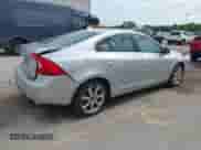 2016 Volvo S60 T5 Drive-E Premier z VIN YV126MFK8G2406947, wystawiony jako IAAI lot #42527322 z przebiegiem 49 795 mil mil oraz . Historia ofert i sprzedaży dostępna na DreamBid. Obrazek 4.