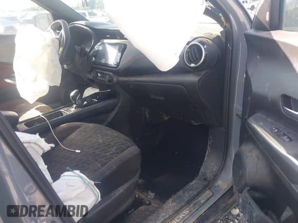 2021 Nissan Kicks SR z VIN 3N1CP5DV7ML497118, wystawiony jako IAAI lot #42779531 z przebiegiem 40 897 mil mil oraz . Historia ofert i sprzedaży dostępna na DreamBid. Obrazek 5.