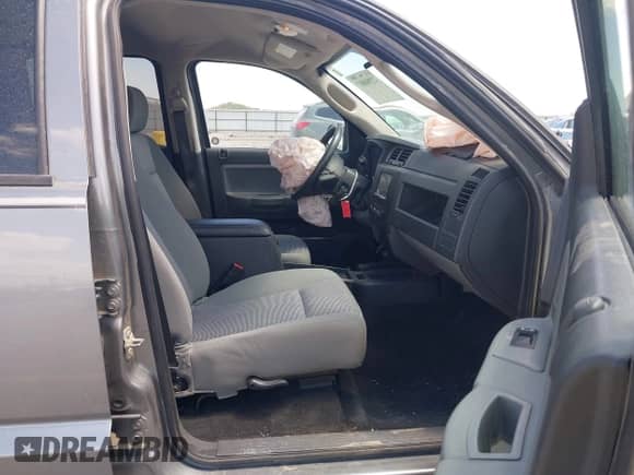 2010 Dodge Dakota Bighorn/Lonestar z VIN 1D7CW3GK4AS264452, wystawiony jako IAAI lot #42281697 z przebiegiem 106 599 mil mil oraz . Historia ofert i sprzedaży dostępna na DreamBid. Obrazek 5.