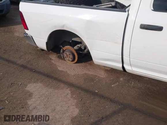 2019 Ram 1500 Tradesman z VIN 1C6RR6FG7KS630276, wystawiony jako IAAI lot #43049405 z przebiegiem 104 053 mil mil oraz . Historia ofert i sprzedaży dostępna na DreamBid. Obrazek 18.