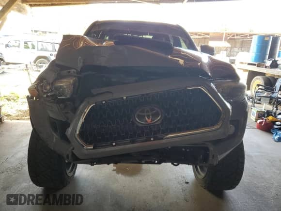 2018 Toyota Tacoma SR5 с VIN 3TMAZ5CN9JM060615, выставлен на аукционе Copart как лот 58673135 с пробегом 37 190 миль миль и Списание • Salvage title. История ставок и продаж доступна на DreamBid. Изображение 5.