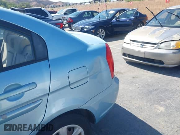 2006 Hyundai Accent GLS z VIN KMHCN46C06U019071, wystawiony jako IAAI lot #42933533 z przebiegiem 111 074 mil mil oraz . Historia ofert i sprzedaży dostępna na DreamBid. Obrazek 6.