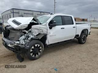 2020 Chevrolet Silverado 2500HD Custom с VIN 1GC4YME77LF324703, выставлен на аукционе Copart как лот 53530755 с пробегом 63 599 миль миль и Списание • Salvage title. История ставок и продаж доступна на DreamBid. Изображение 1.