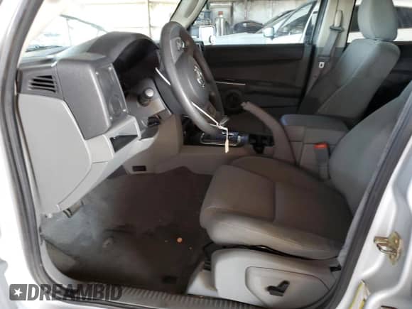 2006 Jeep Commander z VIN 1J8HH48K66C130177, wystawiony jako Copart lot #59724265 z przebiegiem 151 228 mil mil oraz Szkoda całkowita • Salvage title. Historia ofert i sprzedaży dostępna na DreamBid. Obrazek 7.