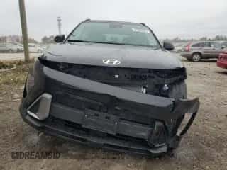 2025 Hyundai Kona SEL with VIN KM8HBCABXSU221479, listed as a Copart auction lot 82613784 with 2,474 mi miles and Clean title. Bid and sale history available at DreamBid. Image 5.