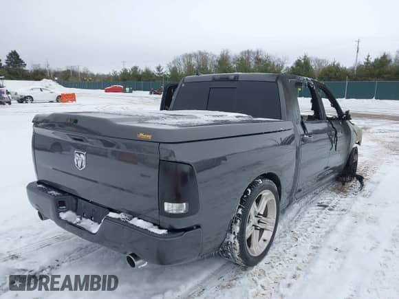 2018 Ram 1500 Sport z VIN 1C6RR6MT4JS127013, wystawiony jako IAAI lot #41628920 z przebiegiem 117 000 mil mil oraz . Historia ofert i sprzedaży dostępna na DreamBid. Obrazek 4.