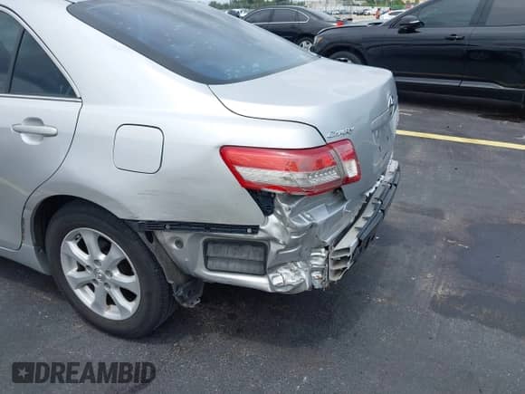 2011 Toyota Camry LE z VIN 4T1BF3EK4BU759714, wystawiony jako IAAI lot #43154042 z przebiegiem 133 653 mil mil oraz . Historia ofert i sprzedaży dostępna na DreamBid. Obrazek 12.