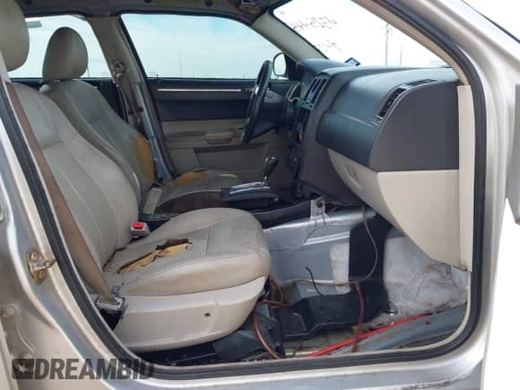 2005 Chrysler 300 Touring z VIN 2C3JA53G45H633437, wystawiony jako IAAI lot #43254457 z przebiegiem 197 106 mil mil oraz . Historia ofert i sprzedaży dostępna na DreamBid. Obrazek 5.