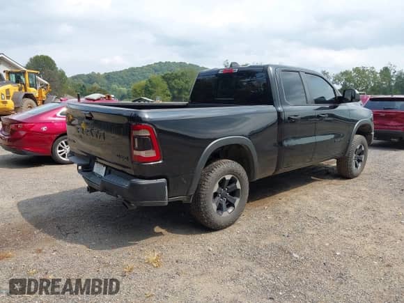2019 Ram 1500 Rebel z VIN 1C6SRFET2KN705108, wystawiony jako IAAI lot #43163417 z przebiegiem 110 932 mil mil oraz . Historia ofert i sprzedaży dostępna na DreamBid. Obrazek 4.