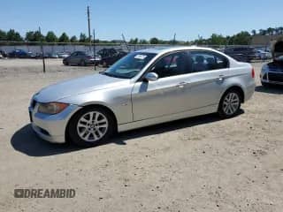 2007 BMW 3 Series 328i z VIN WBAVA37527NE26386, wystawiony jako Copart lot #70206775 z przebiegiem 223 268 mil mil oraz Czysty tytuł • Clean title. Historia ofert i sprzedaży dostępna na DreamBid. Obrazek 1.