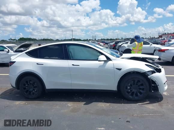 2024 Tesla Model Y с VIN 7SAYGDED3RF019239, выставлен на аукционе IAAI как лот 42978849 с пробегом 14 551 миль миль и . История ставок и продаж доступна на DreamBid. Изображение 13.