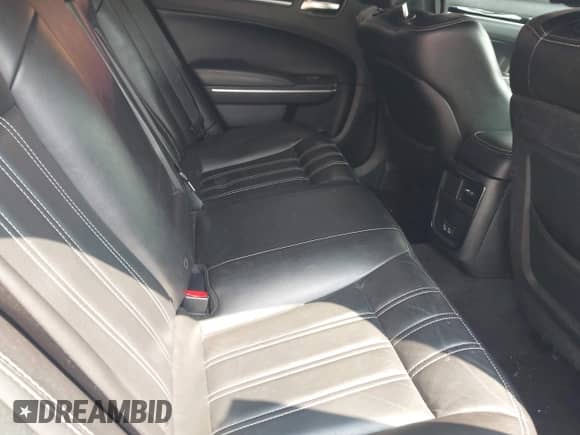 2019 Chrysler 300 S z VIN 2C3CCABG9KH515733, wystawiony jako IAAI lot #42907580 z przebiegiem 85 928 mil mil oraz . Historia ofert i sprzedaży dostępna na DreamBid. Obrazek 8.