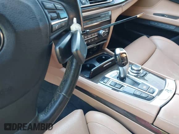 2011 BMW 7 Series 750Li z VIN WBAKB8C51BCY66913, wystawiony jako IAAI lot #41987656 z przebiegiem 113 843 mil mil oraz . Historia ofert i sprzedaży dostępna na DreamBid. Obrazek 11.