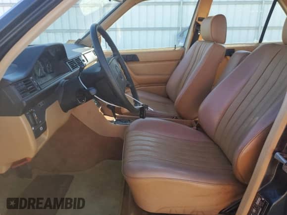 1986 Mercedes-Benz 300 E z VIN WDBEA30D6GA170194, wystawiony jako Copart lot #85961234 z przebiegiem 100 091 mil mil oraz Szkoda całkowita • Salvage title. Historia ofert i sprzedaży dostępna na DreamBid. Obrazek 7.