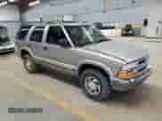 2001 Chevrolet Blazer LT z VIN 1GNDT13W712214351, wystawiony jako Copart lot #70259904 z przebiegiem 191 799 mil mil oraz Szkoda całkowita • Salvage title. Historia ofert i sprzedaży dostępna na DreamBid. Obrazek 4.