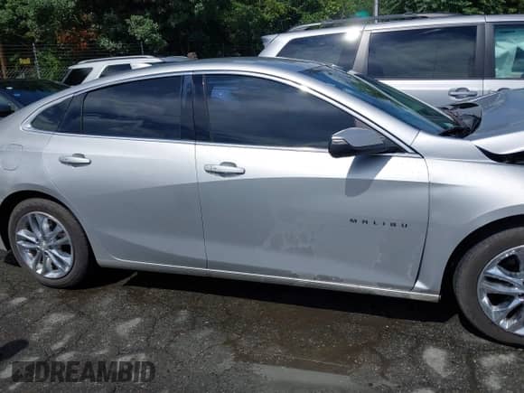 2016 Chevrolet Malibu LT z VIN 1G1ZE5ST3GF307594, wystawiony jako IAAI lot #42651949 z przebiegiem 108 369 mil mil oraz . Historia ofert i sprzedaży dostępna na DreamBid. Obrazek 13.
