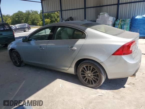 2013 Volvo S60 T5 Premier z VIN YV1612FS8D2206067, wystawiony jako Copart lot #71560615 z przebiegiem 96 211 mil mil oraz Szkoda całkowita • Salvage title. Historia ofert i sprzedaży dostępna na DreamBid. Obrazek 2.