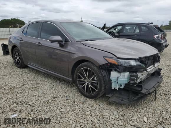 2022 Toyota Camry SE with VIN 4T1G11AK6NU648309, listed as a Copart auction lot 85360015 with 32,188 mi miles and Salvage title. Bid and sale history available at DreamBid. Image 4.