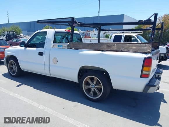 2005 GMC Sierra 1500 Work Truck z VIN 1GTEC14X75Z175455, wystawiony jako IAAI lot #42353284 z przebiegiem 255 724 mil mil oraz . Historia ofert i sprzedaży dostępna na DreamBid. Obrazek 3.