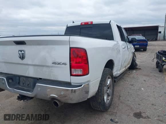 2018 Ram 1500 Big Horn z VIN 1C6RR7GT8JS311940, wystawiony jako IAAI lot #41313507 z przebiegiem 116 678 mil mil oraz . Historia ofert i sprzedaży dostępna na DreamBid. Obrazek 4.