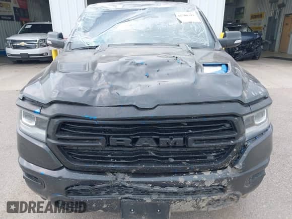 2022 Ram 1500 Laramie z VIN 1C6SRFJM3NN104261, wystawiony jako IAAI lot #42700393 z przebiegiem 99 055 mil mil oraz . Historia ofert i sprzedaży dostępna na DreamBid. Obrazek 6.