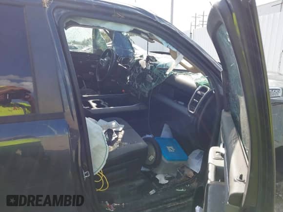 2019 Ram 1500 Big Horn z VIN 1C6SRFFT1KN767792, wystawiony jako IAAI lot #42924490 z przebiegiem Nie podano mil oraz . Historia ofert i sprzedaży dostępna na DreamBid. Obrazek 5.