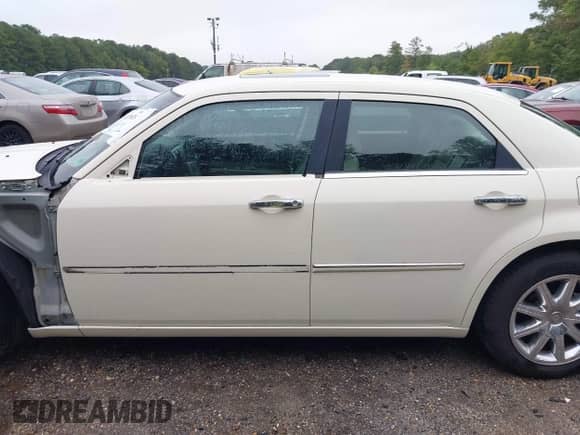 2010 Chrysler 300 Touring Signature с VIN 2C3CA5CV1AH136699, выставлен на аукционе IAAI как лот 43179075 с пробегом 169 711 миль миль и . История ставок и продаж доступна на DreamBid. Изображение 15.