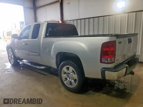 2010 GMC Sierra 1500 SLE z VIN 1GTSCVE08AZ290989, wystawiony jako Copart lot #69817275 z przebiegiem 226 178 mil mil oraz Czysty tytuł • Clean title. Historia ofert i sprzedaży dostępna na DreamBid. Obrazek 2.