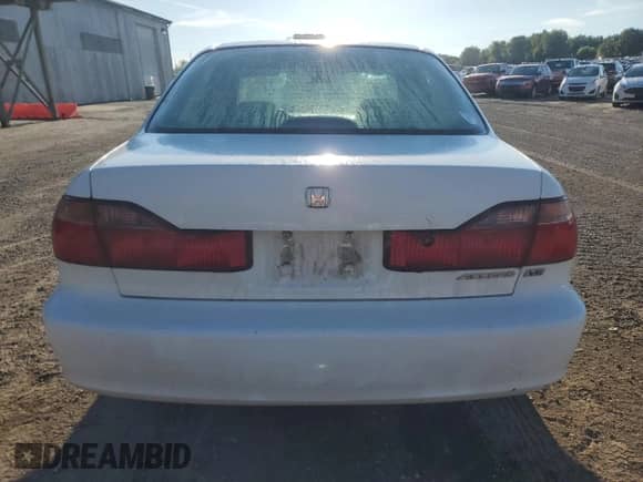 2000 Honda Accord EX z VIN 1HGCG1655YA049039, wystawiony jako Copart lot #69026825 z przebiegiem 230 374 mil mil oraz Czysty tytuł • Clean title. Historia ofert i sprzedaży dostępna na DreamBid. Obrazek 6.