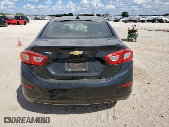 2018 Chevrolet Cruze LS z VIN 1G1BC5SM0J7240535, wystawiony jako Copart lot #83889545 z przebiegiem Nie podano mil oraz Szkoda całkowita • Salvage title. Historia ofert i sprzedaży dostępna na DreamBid. Obrazek 6.