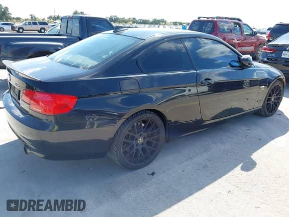 2011 BMW 3 Series 335i xDrive z VIN WBAKF9C57BE262345, wystawiony jako IAAI lot #43428669 z przebiegiem 127 610 mil mil oraz . Historia ofert i sprzedaży dostępna na DreamBid. Obrazek 4.
