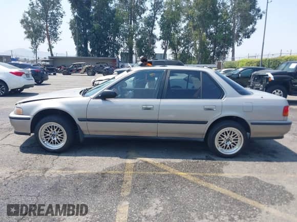 1992 Honda Accord with VIN JHMCB7676NC061474, listed as a IAAI auction lot 42734123 with 179,016 mi miles and . Bid and sale history available at DreamBid. Image 14.