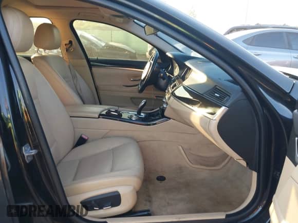 2014 BMW 5 Series 535i xDrive с VIN WBA5B3C58ED535132, выставлен на аукционе IAAI как лот 43324435 с пробегом 140 976 миль миль и . История ставок и продаж доступна на DreamBid. Изображение 5.