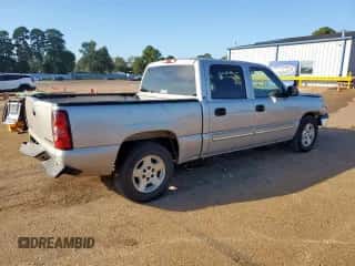 2005 Chevrolet Silverado 1500 LS z VIN 2GCEC13T051340351, wystawiony jako Copart lot #85701255 z przebiegiem 169 802 mil mil oraz Szkoda całkowita • Salvage title. Historia ofert i sprzedaży dostępna na DreamBid. Obrazek 3.