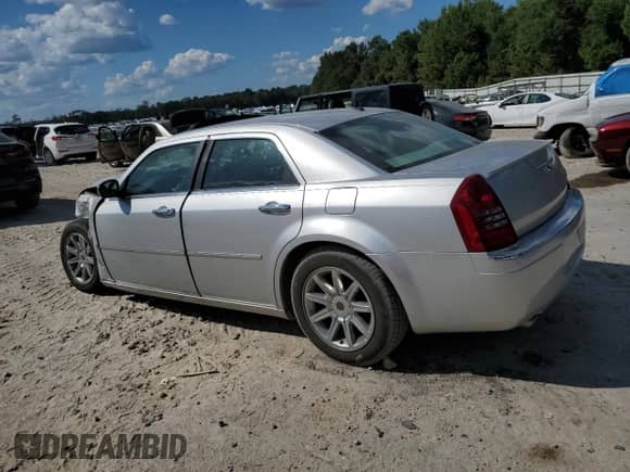 2006 Chrysler 300 C with VIN 2C3KA63H56H509651, listed as a Copart auction lot 81246635 with 180,669 mi miles and Salvage title. Bid and sale history available at DreamBid. Image 2.
