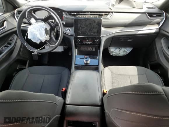 2024 Jeep Grand Cherokee Laredo z VIN 1C4RJHAG0R8597244, wystawiony jako Copart lot #82184075 z przebiegiem 21 456 mil mil oraz Nie do naprawy • Non repairable. Historia ofert i sprzedaży dostępna na DreamBid. Obrazek 8.