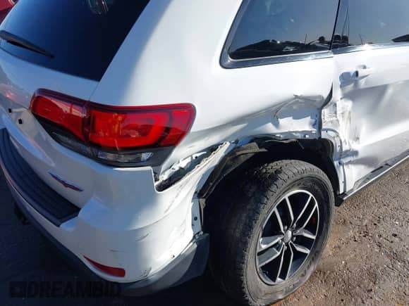 2018 Jeep Grand Cherokee Trailhawk z VIN 1C4RJFLGXJC454935, wystawiony jako IAAI lot #41753809 z przebiegiem 38 896 mil mil oraz . Historia ofert i sprzedaży dostępna na DreamBid. Obrazek 6.