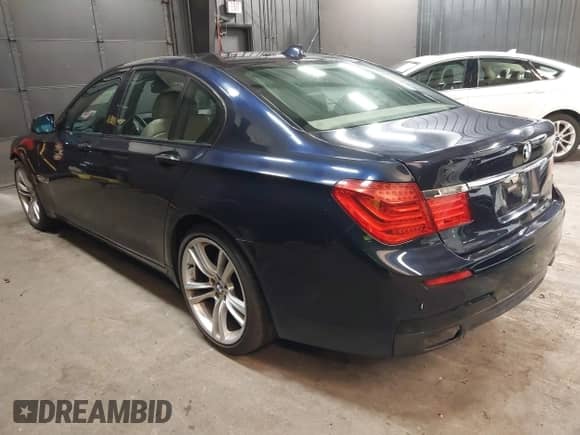 2012 BMW 7 Series 750i xDrive z VIN WBAKC6C57CC395594, wystawiony jako IAAI lot #42450983 z przebiegiem 124 747 mil mil oraz . Historia ofert i sprzedaży dostępna na DreamBid. Obrazek 3.