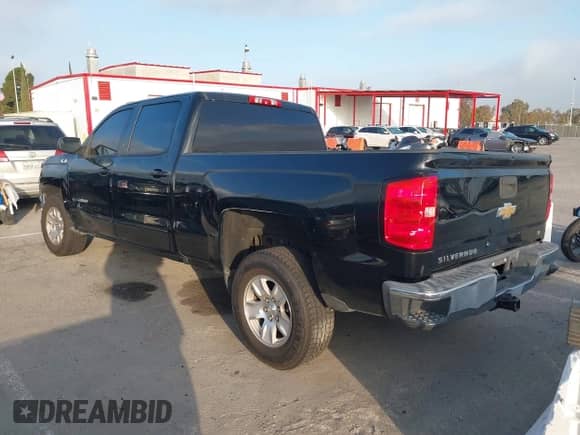 2018 Chevrolet Silverado 1500 LT z VIN 3GCPCREC5JG386053, wystawiony jako IAAI lot #43505435 z przebiegiem 131 243 mil mil oraz . Historia ofert i sprzedaży dostępna na DreamBid. Obrazek 3.