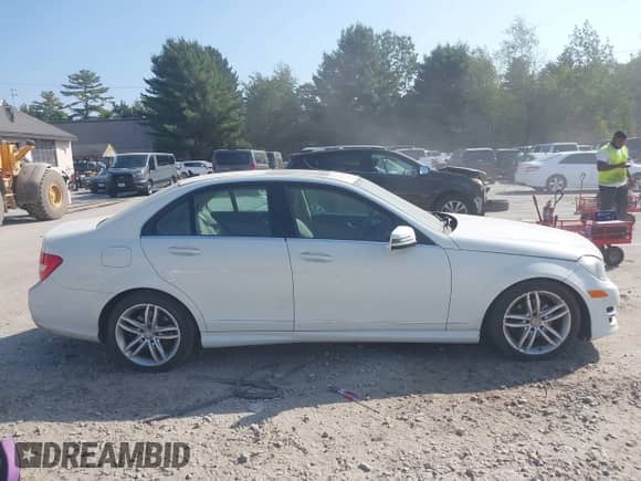 2012 Mercedes-Benz C 300 Sport с VIN WDDGF8BB2CA648843, выставлен на аукционе IAAI как лот 43238906 с пробегом 157 941 миль миль и . История ставок и продаж доступна на DreamBid. Изображение 12.