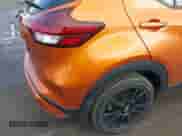 2022 Nissan Kicks SR z VIN 3N1CP5DV8NL497405, wystawiony jako IAAI lot #41745038 z przebiegiem 79 733 mil mil oraz . Historia ofert i sprzedaży dostępna na DreamBid. Obrazek 4.