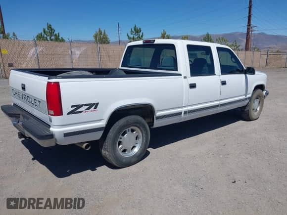 1997 Chevrolet Silverado 1500 z VIN 1GCEK14R1VZ211807, wystawiony jako IAAI lot #42045855 z przebiegiem 179 305 mil mil oraz . Historia ofert i sprzedaży dostępna na DreamBid. Obrazek 4.