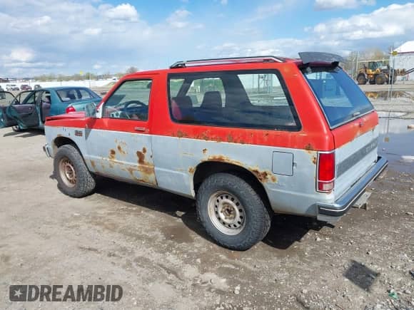 1984 Chevrolet Blazer z VIN 1G8CT18B1E8203630, wystawiony jako IAAI lot #42143372 z przebiegiem 15 mil mil oraz . Historia ofert i sprzedaży dostępna na DreamBid. Obrazek 3.