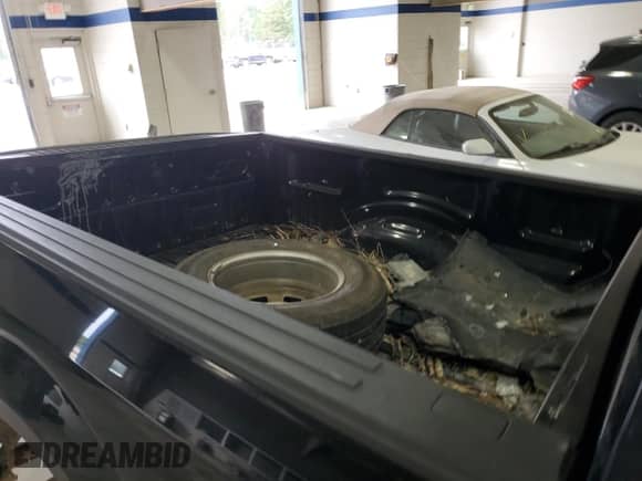 2017 Ford F-150 XL z VIN 1FTMF1C82HKC52002, wystawiony jako Copart lot #84726465 z przebiegiem Nie podano mil oraz Szkoda całkowita • Salvage title. Historia ofert i sprzedaży dostępna na DreamBid. Obrazek 10.