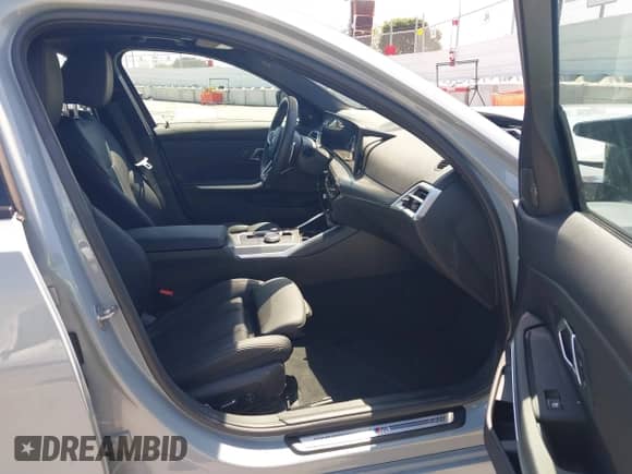 2025 BMW 3 Series M340i с VIN 3MW59FT00S8F00952, выставлен на аукционе IAAI как лот 43071013 с пробегом 5 064 миль миль и . История ставок и продаж доступна на DreamBid. Изображение 5.