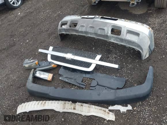 2003 Chevrolet Silverado 2500HD LT z VIN 1GCHK29U23E116984, wystawiony jako IAAI lot #43217859 z przebiegiem 265 239 mil mil oraz . Historia ofert i sprzedaży dostępna na DreamBid. Obrazek 12.